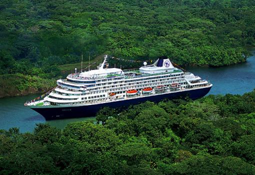 El elegante MS Prinsendam en el Canal de Panamá